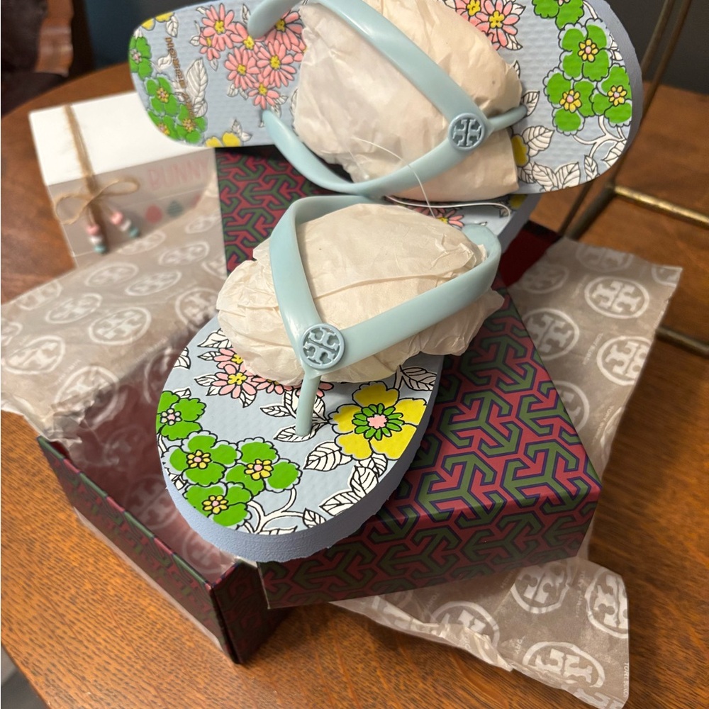Tory Burch Floral Print Flip Flop Sandals in Light Blue